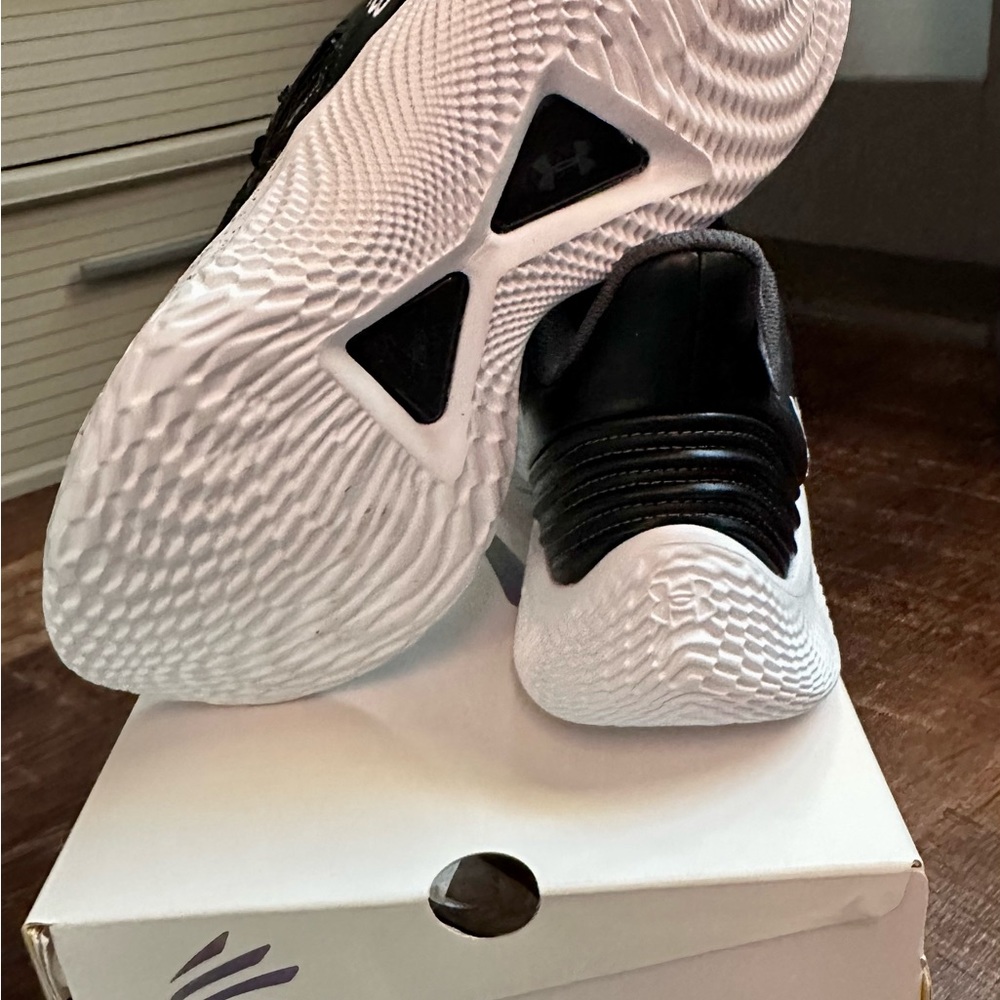 🎆NIB-Youth 4 Curry Flow 9 NEW IN BOX - black/black/white (youth size 4) - Picture 9 of 10